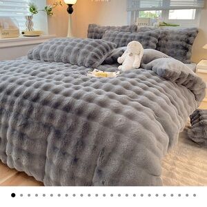 NWT - HUDSON AND MARK FAUX FUR QUEEN DUVET SET - GREY